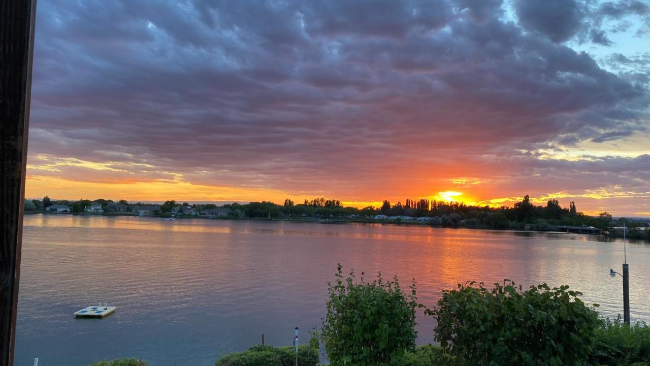 Lakeshore Inn Water Front Мозес-Лейк Екстер'єр фото