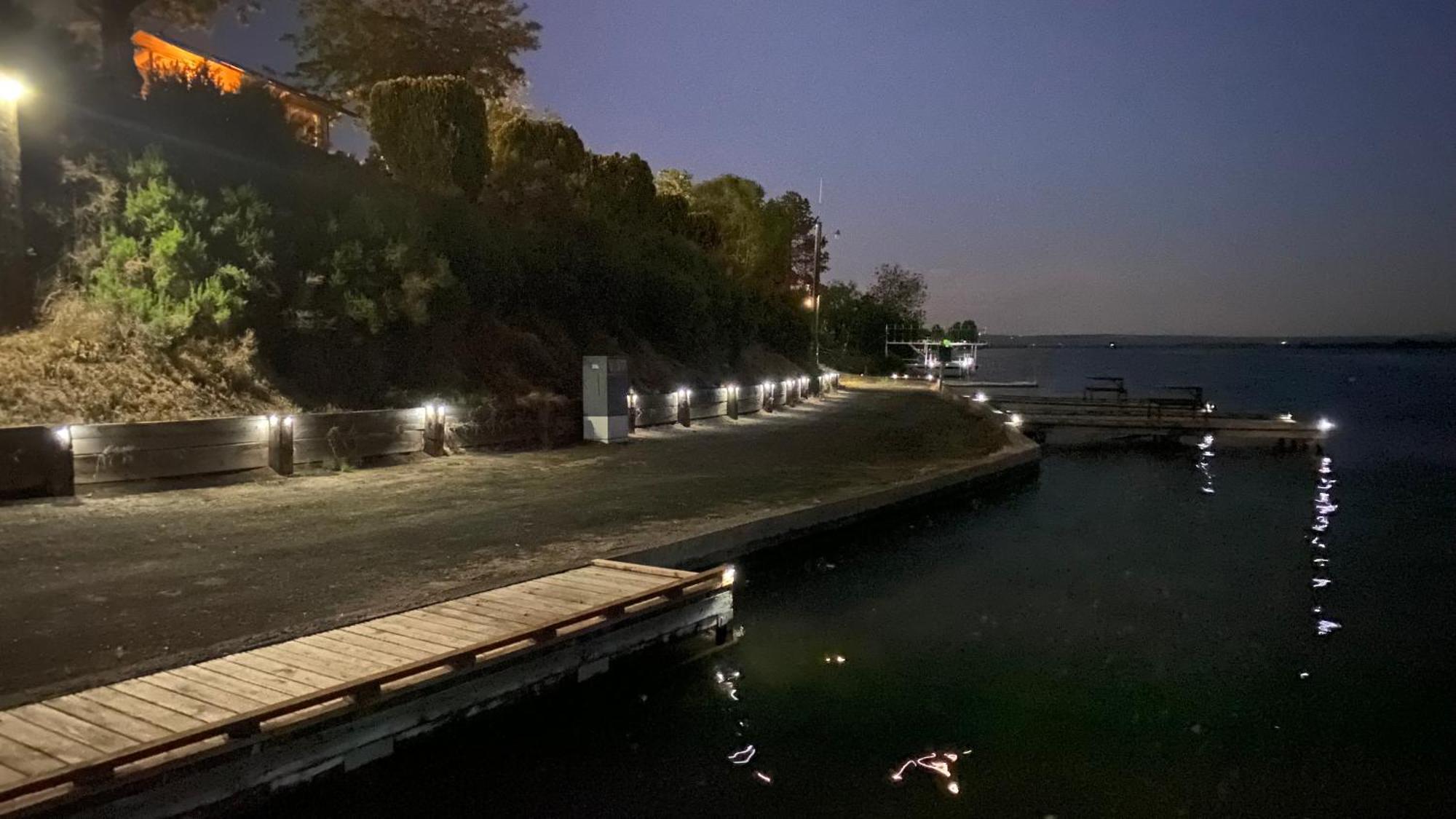 Lakeshore Inn Water Front Мозес-Лейк Екстер'єр фото